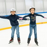 愉景灣溜冰場舉辦一系列「暑期冰上繽紛樂課程」，讓孩童體驗及發掘滑冰運動的樂趣，從中激發滑冰潛能_resized .jpg